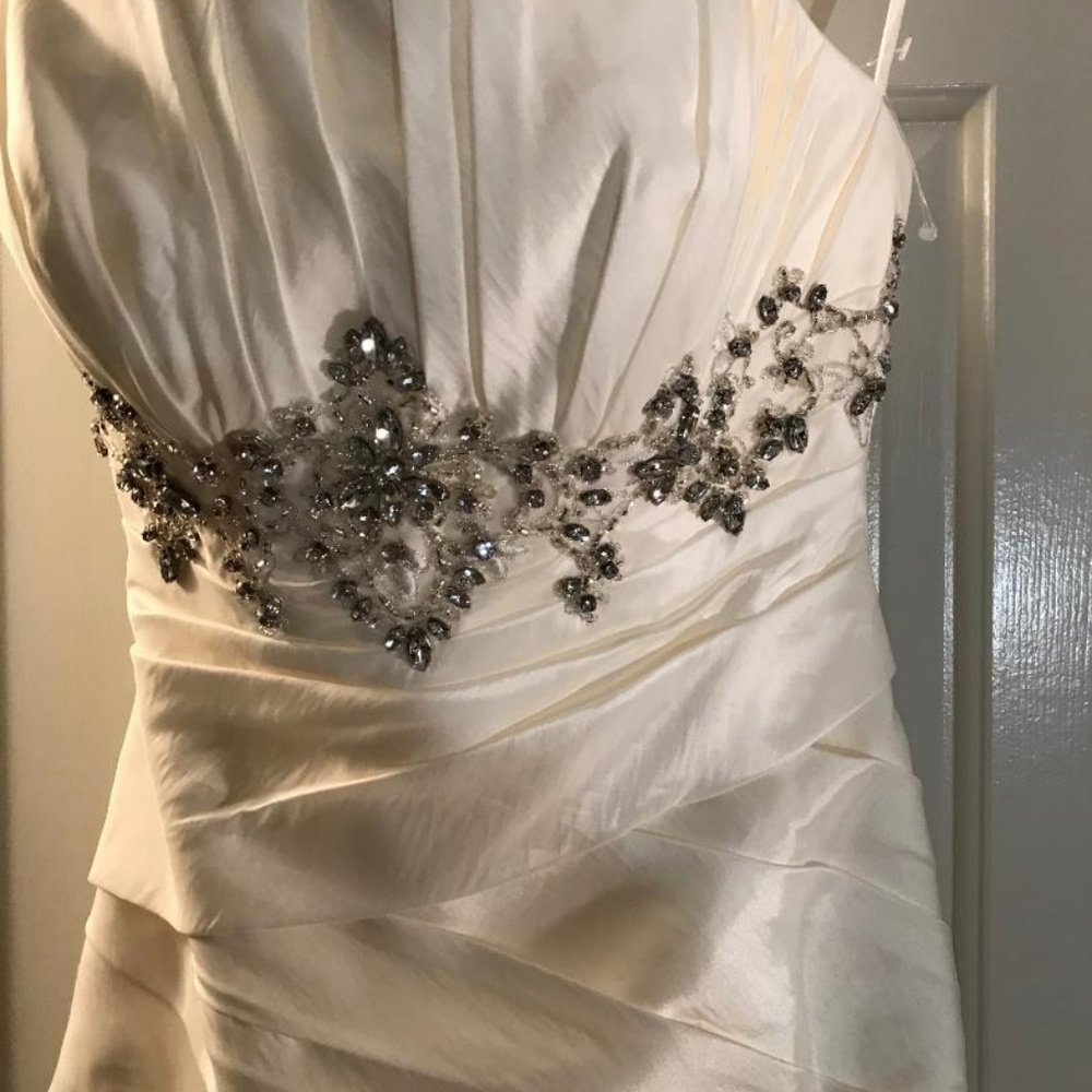 BRIDAL - Picture 2 of 4